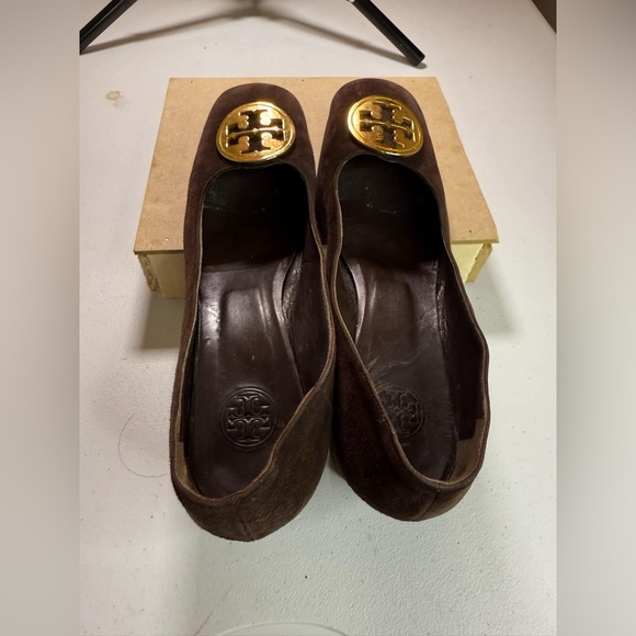 TORY BURCH Amy brown suede gold enamel logo detail low heel pumps shoes size 9.5 - Picture 7 of 12